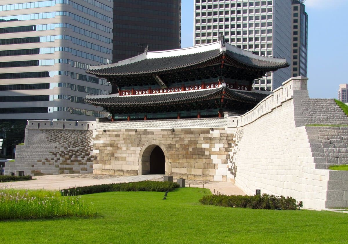 law 16 sungnyemun restored.jpg